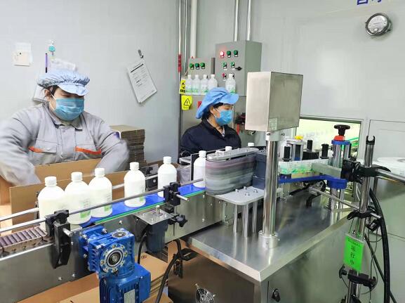 北京大兴一酒精消毒液生产商正开足马力